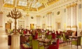 Габаритные кресла в классическом стиле из массива бука в роскошном зале гостиницы