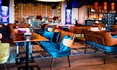Дизайнерская мебель: стулья, диваны, пуфы в интерьере ресторана-бара-клуба