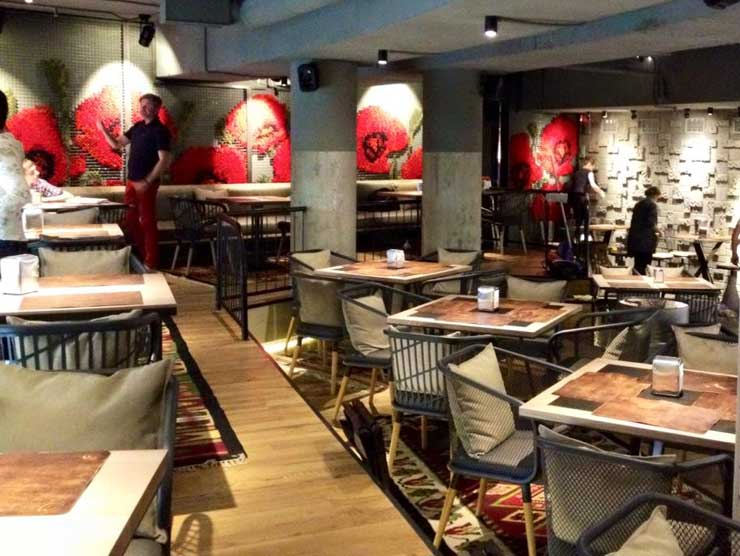 TRONE GRANDE виготовила столи для нового ресторану «Остання Барикада» в м. Києві