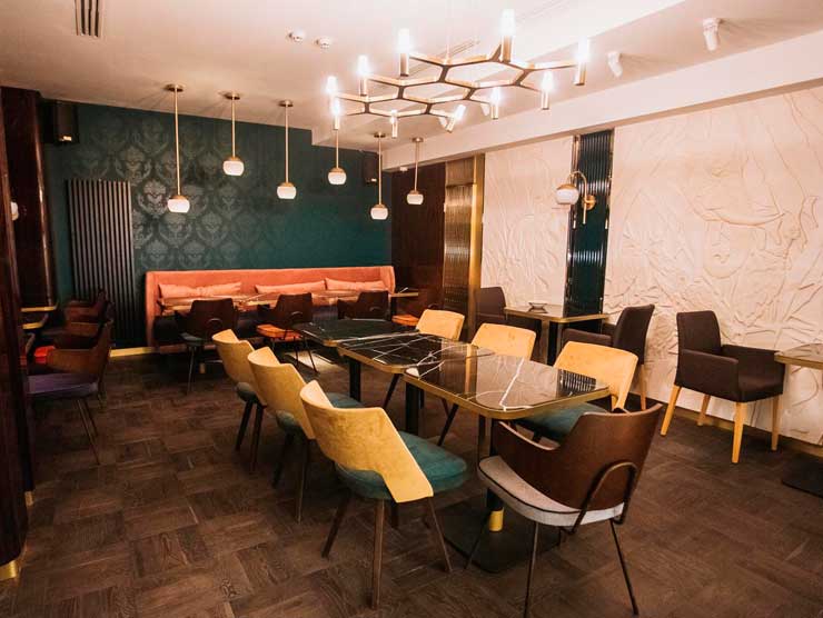 Меблі в стилі радянського модернізму для ресторану Chicken Kyiv