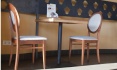Сучасні стільці для кафе з якісної букової деревини в дуеті з компактним квадратним столиком на металевій опорі