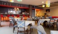 Барні стільці 180 SG в стилі «модерн» доповнюють інтер’єр ресторану яскравими фарбами