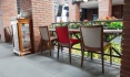 Різнобарвні яскраві стільці 183 SО в стилі «модерн» в інтер’єрі ресторану