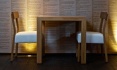 Прямокутні форми дерев’яних столів і серійні стільці 439 SE в стилі модерн