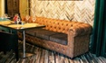 М'який диван в стилі ретро в ресторані Mamakota